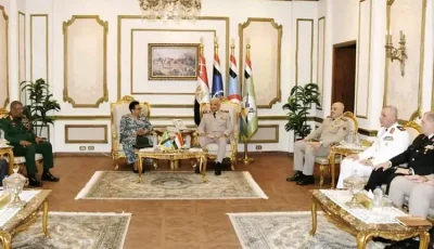 الفريق أول عبدالمجيد صقر يلتقي وزير الدفاع والخدمة الوطنية التنزانية