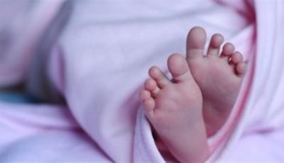 ملفوفة بقطعة قماش.. العثور على رضيعة حديثة الولادة أمام مسجد بالأقصر