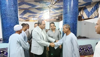 سقط عليه عرق خشبي أثناء إزالة تعديات.. محافظ قنا يقدم واجب العزاء في شهيد العمل بقرية المراشدة