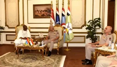وزير الدفاع والإنتاج الحربي يلتقي وزير دفاع جمهورية جامبيا لمناقشة سبل دعم علاقات التعاون العسكري