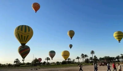 850 سائحا يحلقون بين السماء والأرض على متن 40 رحلة بالون طائر بالأقصر