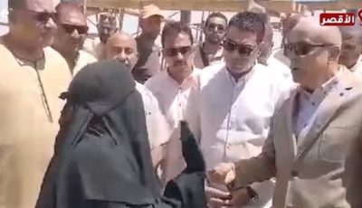 سيدة تستوقف محافظ الأقصر خلال جولته لعرض معانتها عليه |بث مباشر