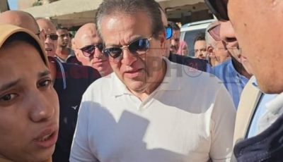 انقذ ابني.. سيدة بقنا تبكي وتستوقف وزير الصحة خلال جولته لعلاج ابنها مريض ضمور العضلات