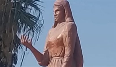 سنعيد تشكيله وإكمال الجزء المسروق.. مصمم تمثال الفلاحة بمدينة القصاصين يعلق على سرقة ثمرة الفراولة| بث مباشر