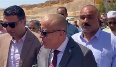 محافظ الأقصر يسلم عقود الوحدات السكنية لحاجزي عمارات الشباب بمدينة الطود