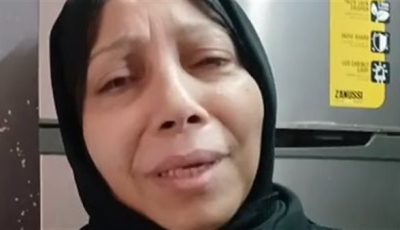 مقتل شاب على يد سائق ميكروباص بالتجمع.. ووالدة الضحية: ضربه بالمفك في ودنه عشان دافع عن بنت