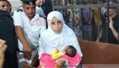 وضعت المبيد الحشري بالخبز.. تأجيل أولى جلسات المتهمة بإنهاء حياة صغار دلجا ووالدهم| بث مباشر