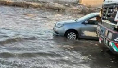 تكدس مروري بطريق الواحات بسبب كسر ماسورة مياه أمام دريم بارك