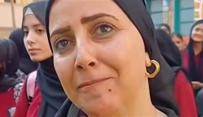 مديرة مدرسة ثانوية بنات ببورسعيد ترتدي الزي المدرسي: حبيت أشارك الطالبات اللحظة وأحثهم على الالتزام