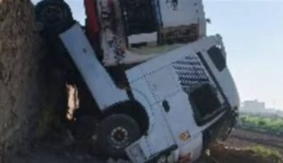 لم يسفر عن ضحايا.. انقلاب سيارة نقل ثقيل أعلى الطريق الإقليمي بالمنوفية| بث مباشر