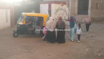 ماسكين إيد بعض.. أولياء الأمور يوصلون صغارهم للمدرسة بأول أيام الدراسة بكفر الشيخ (صور)