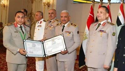 وزير الدفاع يكرم القادة الذين أوفوا العطاء للقوات المسلحة