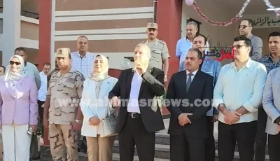 وكيل تعليم الشرقية يمازح مدير مدرسة النصر بالقنايات بسبب تأخر تسليم الكتب