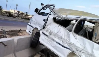 إصابة 10 أشخاص في حادث اصطدام سيارة ميكروباص برصيف بطريق الإسكندرية مطروح