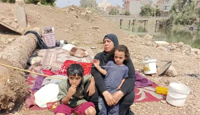 أرملة تفترش الشارع مع أطفالها في المنوفية: نفسي أعيش في بيت وأكل عيالي لقمه نظيفه