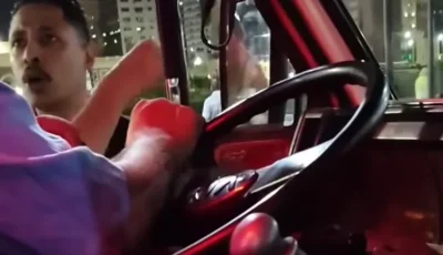 شاب يهدد سائق “ميكروباص” بالإسكندرية بتكسير السيارة وسائقها.. والسبب “ضربوا الولد”