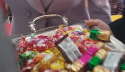 محافظ الشرقية يوزع الحلوى والبالونات على التلاميذ بمدرسة النصر الابتدائية بالقنايات