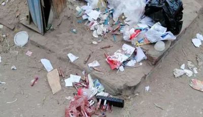 مستشفى خاص بالمحلة الكبرى تلقي مستهلكات طبية في صندوق الحي والأهالي يستغيثون.. صور