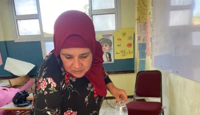 بالسلك والصابون.. مديرة مدرسة تقوم بمسح المقاعد للطلاب في المنوفية