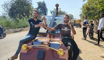 ميكانيكي ونجار من الشرقية يصنعان سيارة خشبية مبتكرة على شكل جيتار