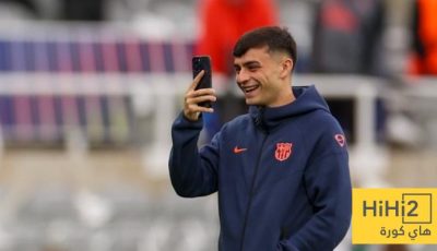 لاعبو برشلونة يتفقدون أرضية ملعب نيوكاسل